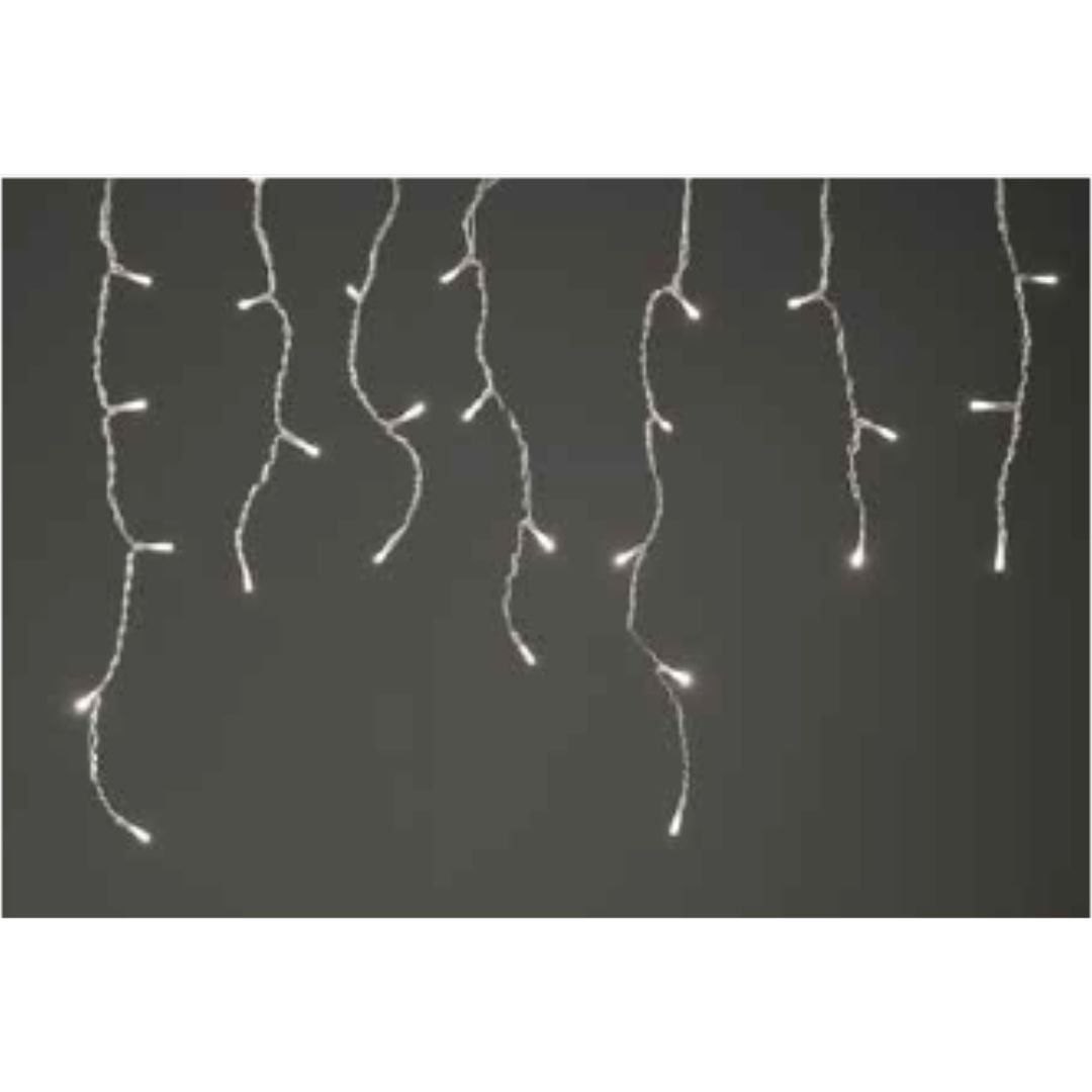 Tenda luminosa con fili trasparenti e micro LED a luce calda accesi, disposti a cascata su sfondo scuro.