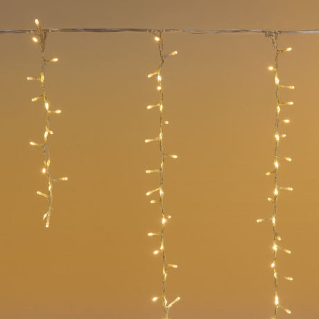 Tenda cluster con LED bianco caldo e fili che scendono di diverse lunghezze.
