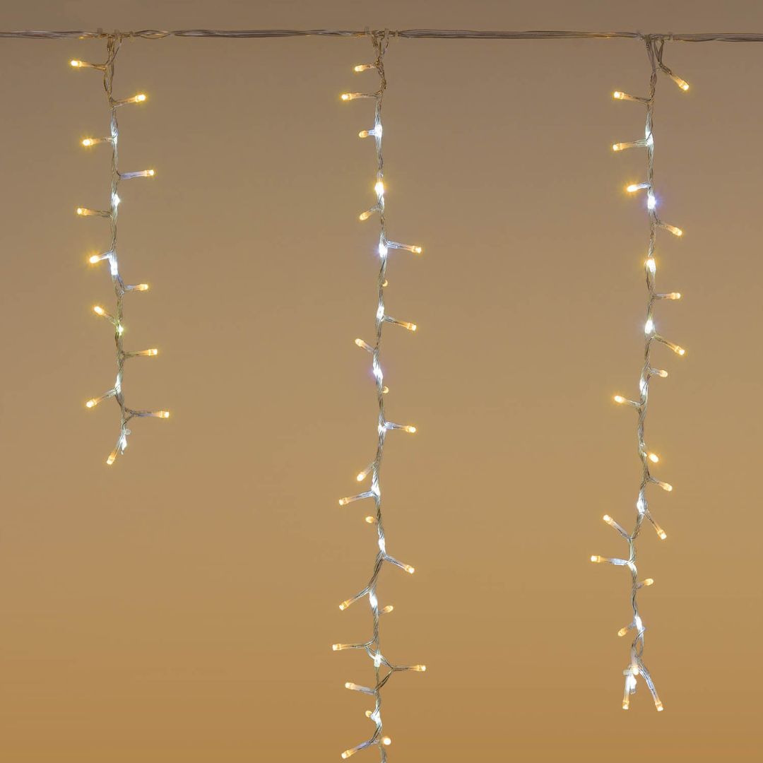 Tenda cluster con LED bianco caldo e bianco freddo con fili che scendono di diverse lunghezze.