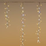 Tenda cluster con LED bianco caldo e bianco freddo con fili che scendono di diverse lunghezze.