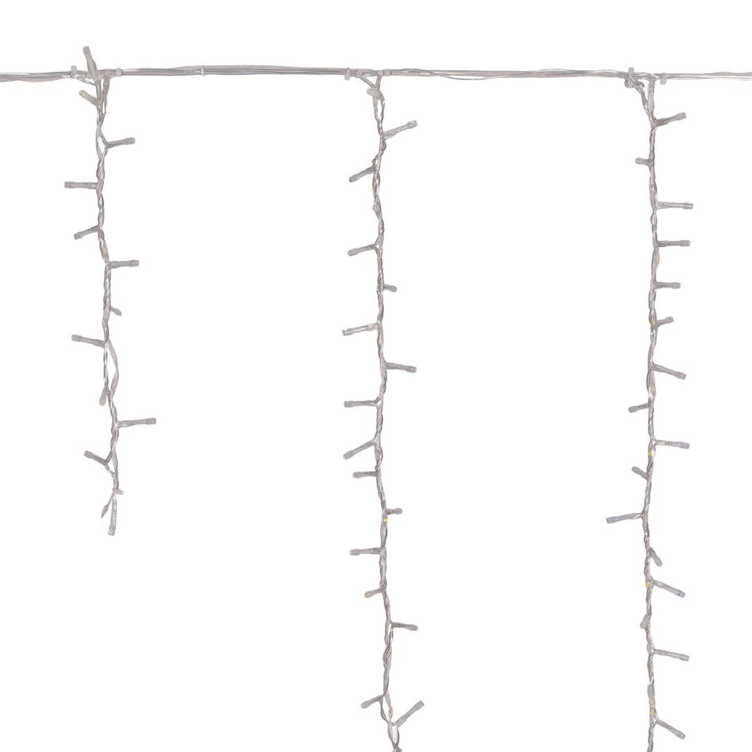 Tenda cluster con LED e fili che scendono di diverse lunghezze su sfondo bianco.