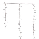 Tenda cluster con LED e fili che scendono di diverse lunghezze su sfondo bianco.