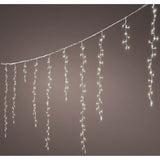 Tenda luminosa a LED con luci bianco caldo e bianco freddo su cavo bianco su fondo scuro.