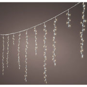 Tenda luminosa a LED con luci bianco caldo e bianco freddo su cavo bianco su fondo scuro.