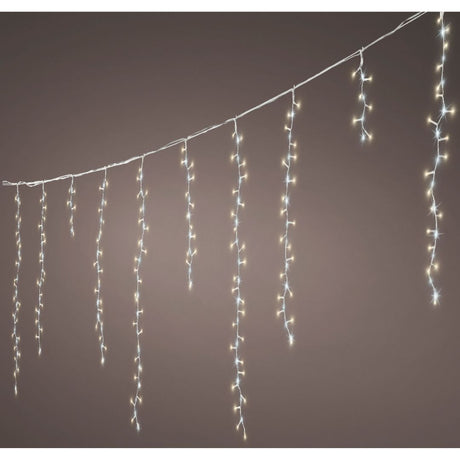 Tenda luminosa a LED con luci bianco caldo e bianco freddo su cavo bianco su fondo scuro.