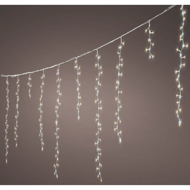 Tenda luminosa a LED con luci bianco caldo e bianco freddo su cavo bianco su fondo scuro.