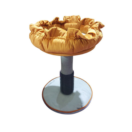 Tiragraffi per gatti con base tonda grigia, colonna rivestita in corda e spazzola nera, e cuccia superiore arancione con bordo arricciato.