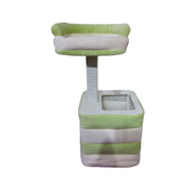 Tiragraffi per gatti con base a forma di cubo e cuccia rialzata, in tessuto verde menta e bianco.