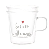 Tisaniera in vetro con filtro e coperchio decorata con scritta "fai ciò che ami" e cuoricino rosso.