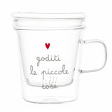 Tisaniera in vetro con filtro e coperchio decorata con scritta "goditi le piccole cose" e cuoricino rosso.