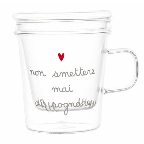 Tisaniera in vetro con filtro e coperchio decorata con scritta "non smettere mai di sognare" e cuoricino rosso.