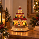 Torre natalizia luminosa in legno con trenino e Babbo Natale, ambientata su un mobile tra abeti e decorazioni natalizie