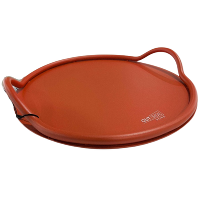 Vassoio rotondo in metallo color terracotta con manici laterali e finitura opaca.
