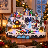 Villaggio natalizio innevato con case e chiesa illuminate, personaggi, alberi, cascata e trenino su percorso circolare, decorato con luci LED multicolore