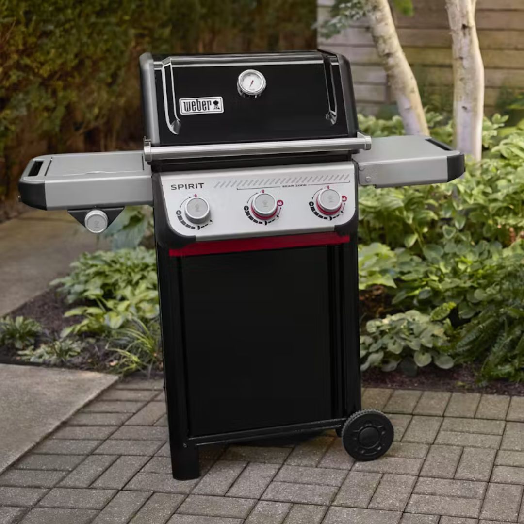 Barbecue a gas Weber Spirit E-335 nero in giardino.