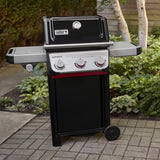 Barbecue a gas Weber Spirit E-335 nero in giardino.