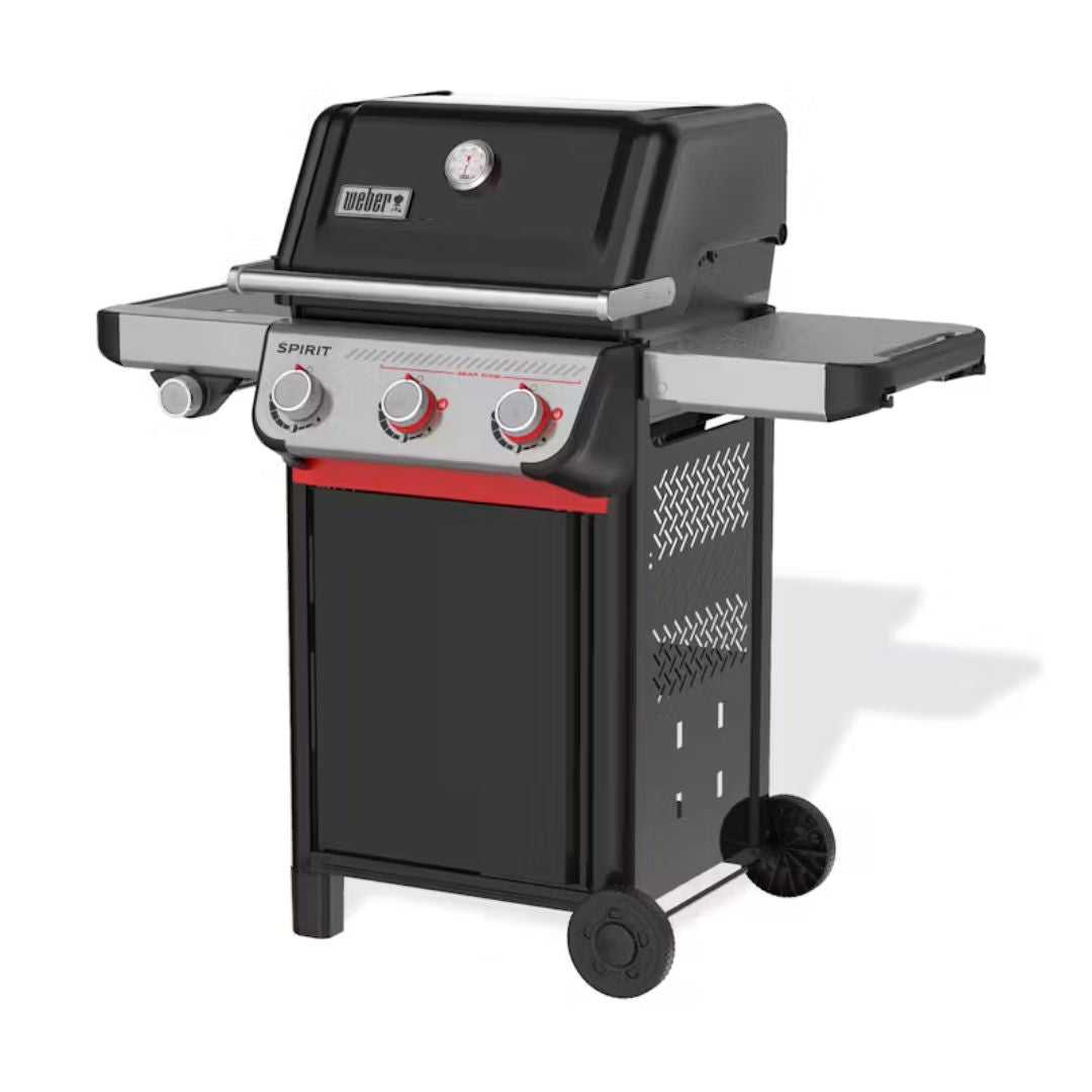 Barbecue a gas Weber Spirit E-335 visto di tre quarti sinistro con ripiani laterali aperti.