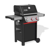 Barbecue a gas Weber Spirit E-335 visto di tre quarti destro con ripiani laterali aperti.