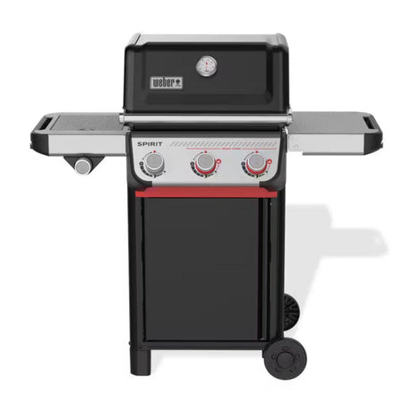 Barbecue a gas Weber Spirit E-335 nero con tre manopole frontali, ripiani laterali e mobile inferiore con ruote.