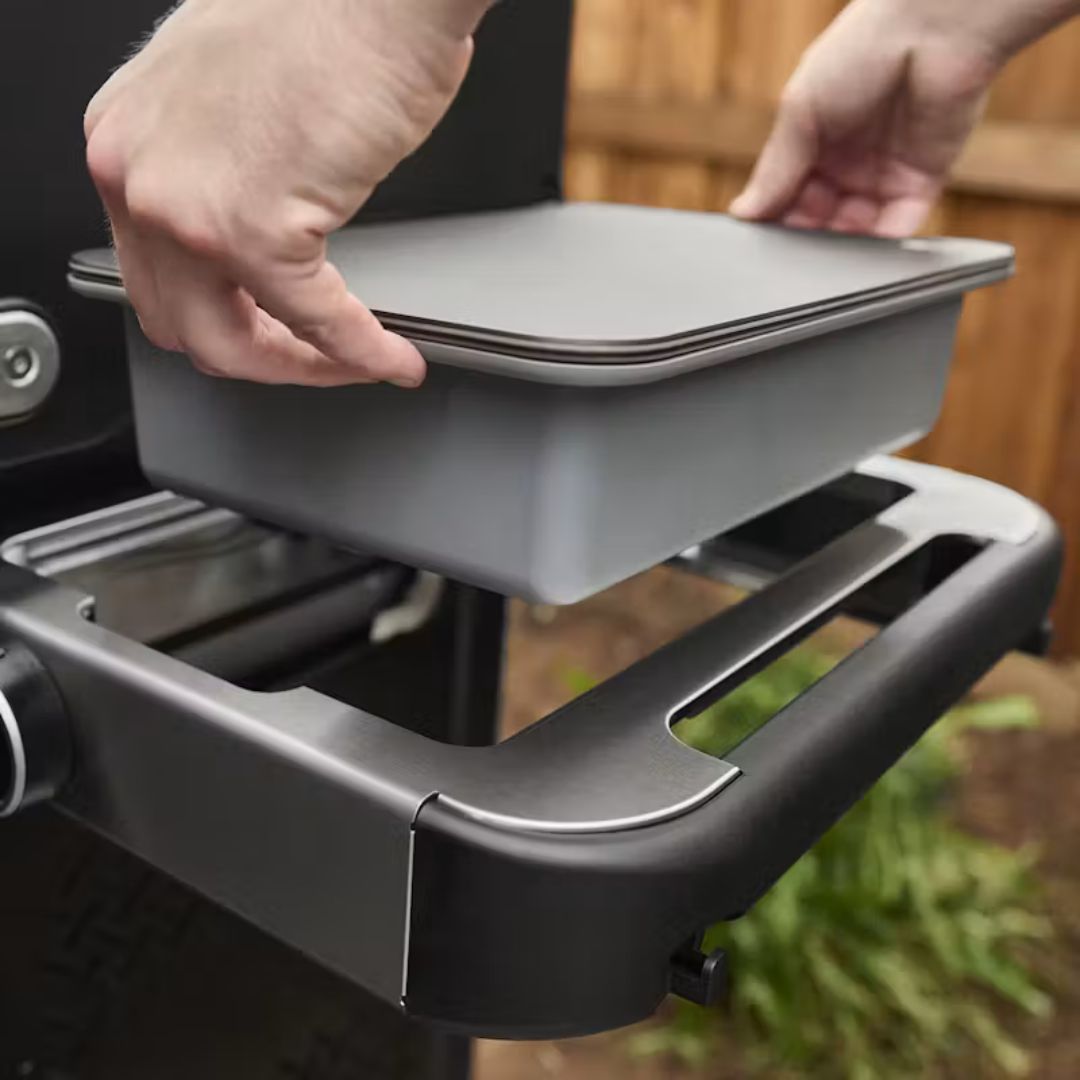 Contenitore con coperchio appoggiato sul ripiano laterale del barbecue Weber Spirit EP-425.