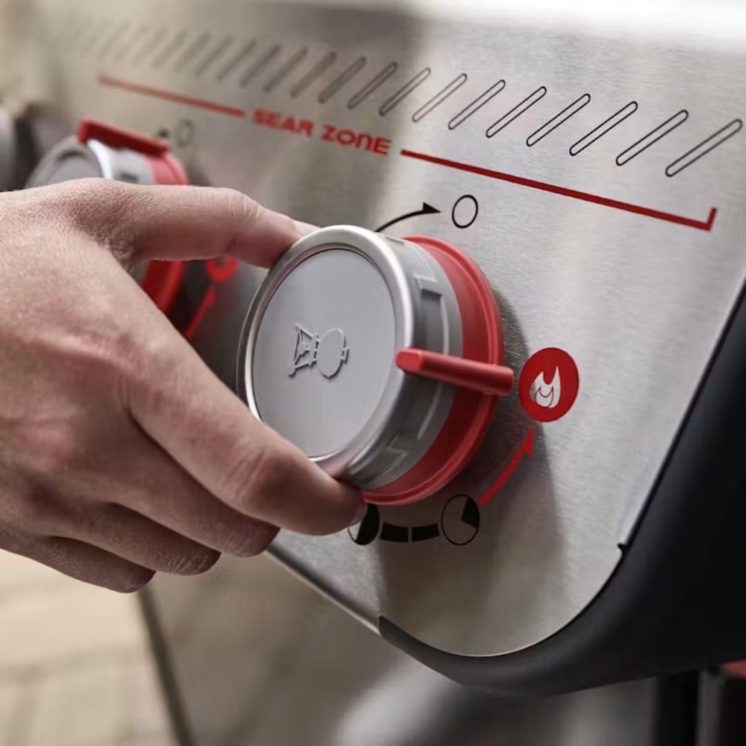 Dettaglio della manopola Sear Zone del barbecue Weber Spirit EP-425 durante la regolazione.