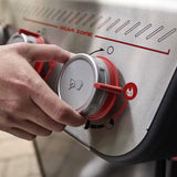 Dettaglio della manopola Sear Zone del barbecue Weber Spirit EP-425 durante la regolazione.