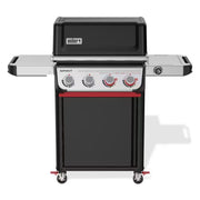 Barbecue a gas Weber Spirit EP-425 nero con quattro manopole frontali, ripiani laterali e mobiletto inferiore su ruote.