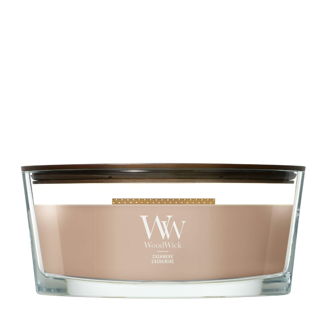 Candela WoodWick Cashmere Ellipse in vaso di vetro con coperchio in legno.