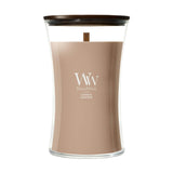 Candela WoodWick Cashmere grande in vaso di vetro con coperchio in legno.