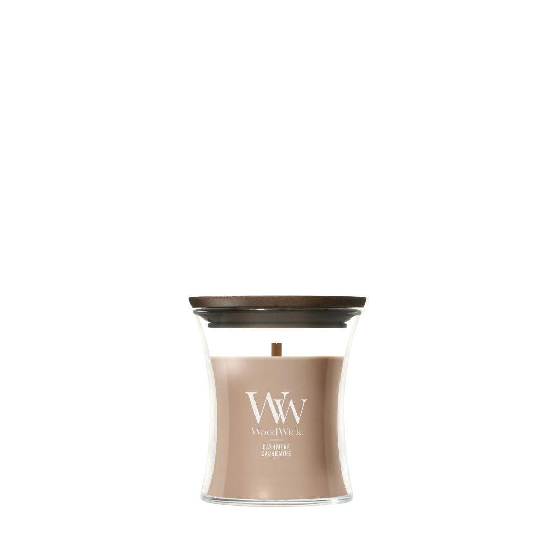 Candela WoodWick Cashmere piccola in vaso di vetro con coperchio in legno.