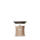 Candela WoodWick Cashmere piccola in vaso di vetro con coperchio in legno.