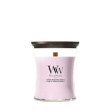 Candela WoodWick Cherry Blossom & Vanilla media in vaso di vetro con coperchio in legno.