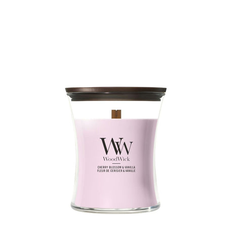 Candela WoodWick Cherry Blossom & Vanilla media in vaso di vetro con coperchio in legno.