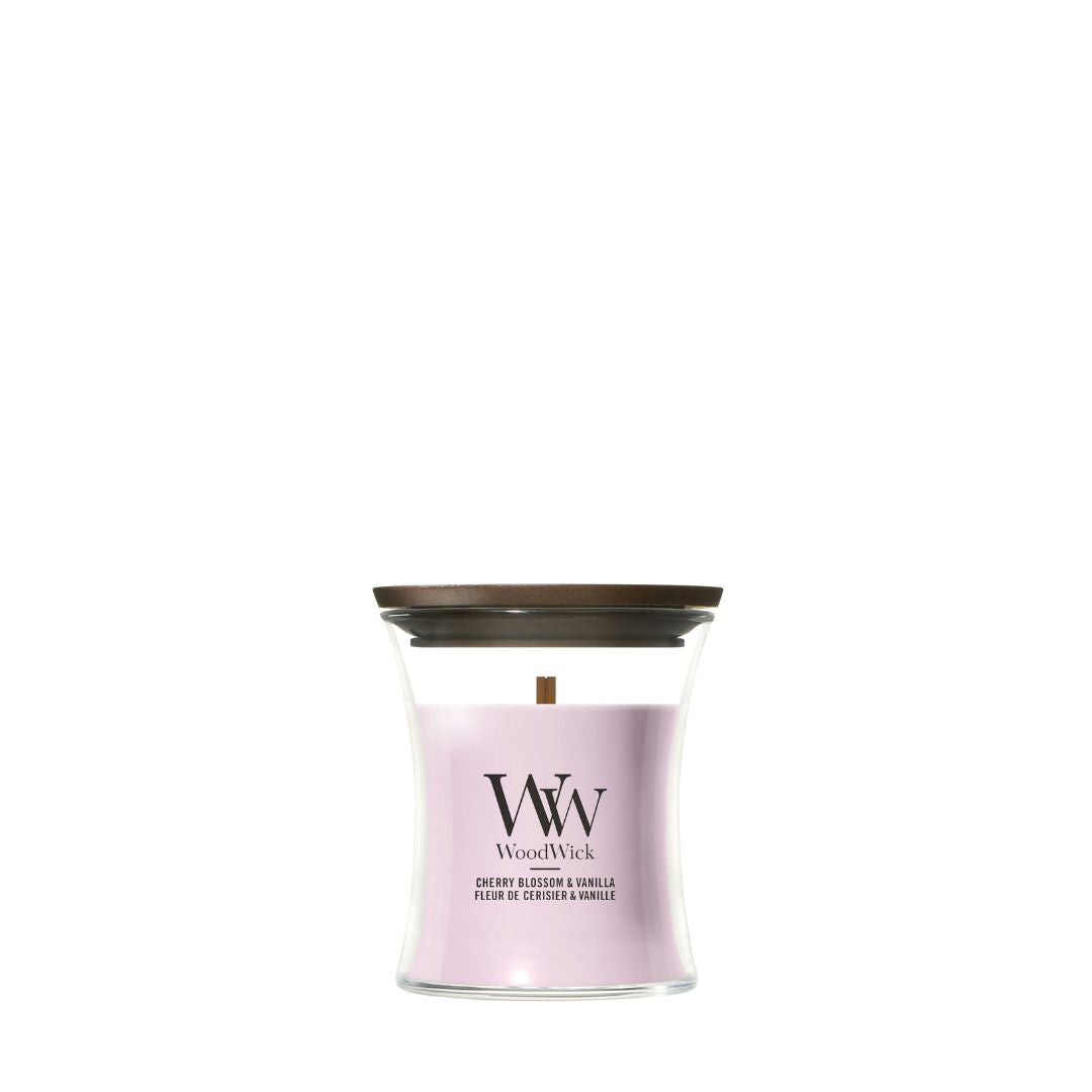Candela WoodWick Cherry Blossom & Vanilla piccola in vaso di vetro con coperchio in legno.