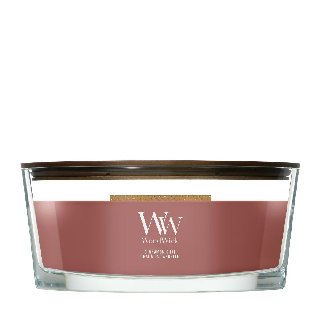 Candela WoodWick Cinnamon Chai Ellipse in vaso di vetro con coperchio in legno.