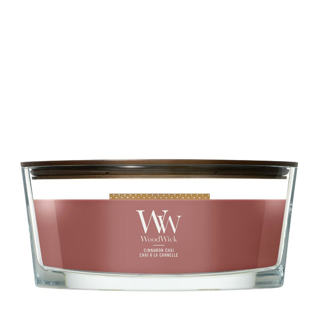 Candela WoodWick Cinnamon Chai Ellipse in vaso di vetro con coperchio in legno.