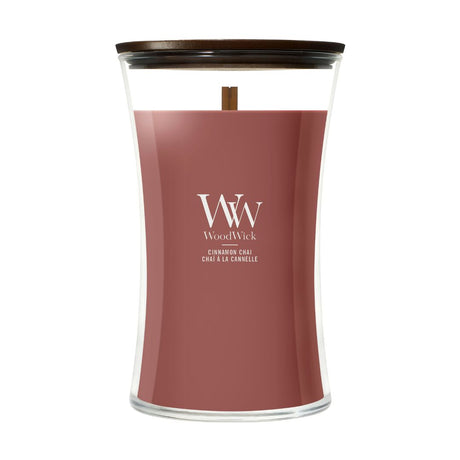 Candela WoodWick Cinnamon Chai grande in vaso di vetro con coperchio in legno.