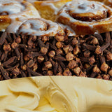 Collage con cinnamon roll glassati, chiodi di garofano e crema che richiamano la profumazione della candela.