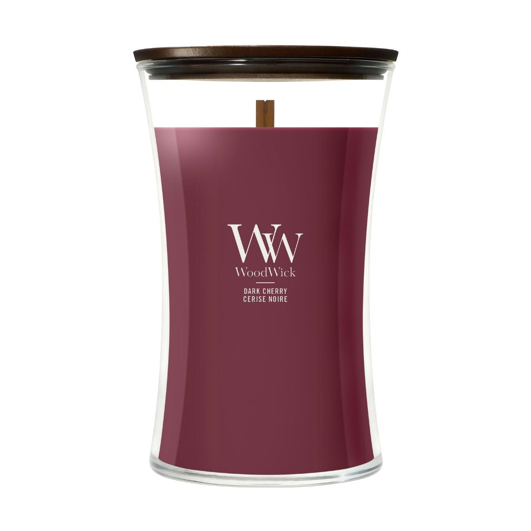 Candela WoodWick Dark Cherry grande in vaso di vetro con coperchio in legno.