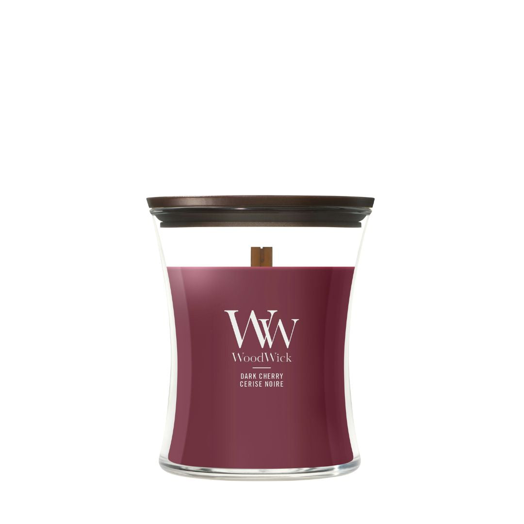 Candela WoodWick Dark Cherry media vaso di vetro con coperchio in legno.