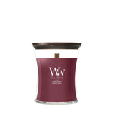 Candela WoodWick Dark Cherry media vaso di vetro con coperchio in legno.