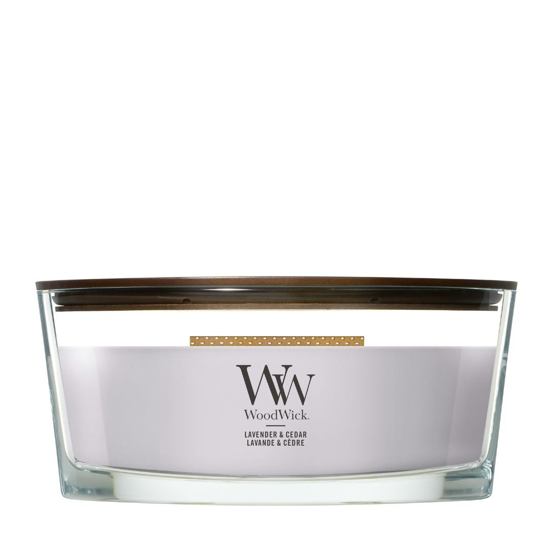 Candela WoodWick Lavender & Cedar Ellipse in vaso di vetro con coperchio in legno.