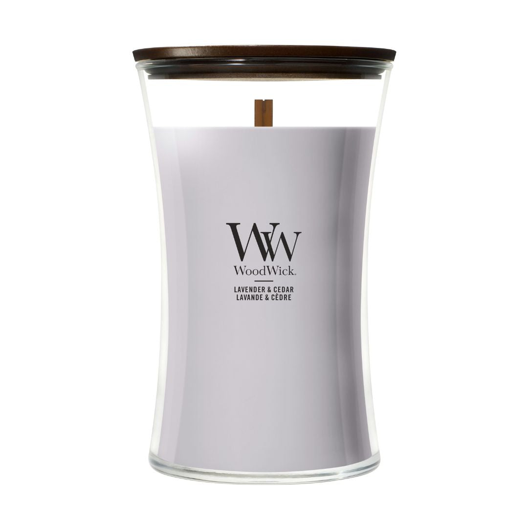 Candela WoodWick Lavender & Cedar grande in vaso di vetro con coperchio in legno.