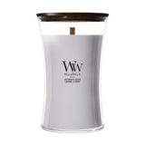Candela WoodWick Lavender & Cedar grande in vaso di vetro con coperchio in legno.