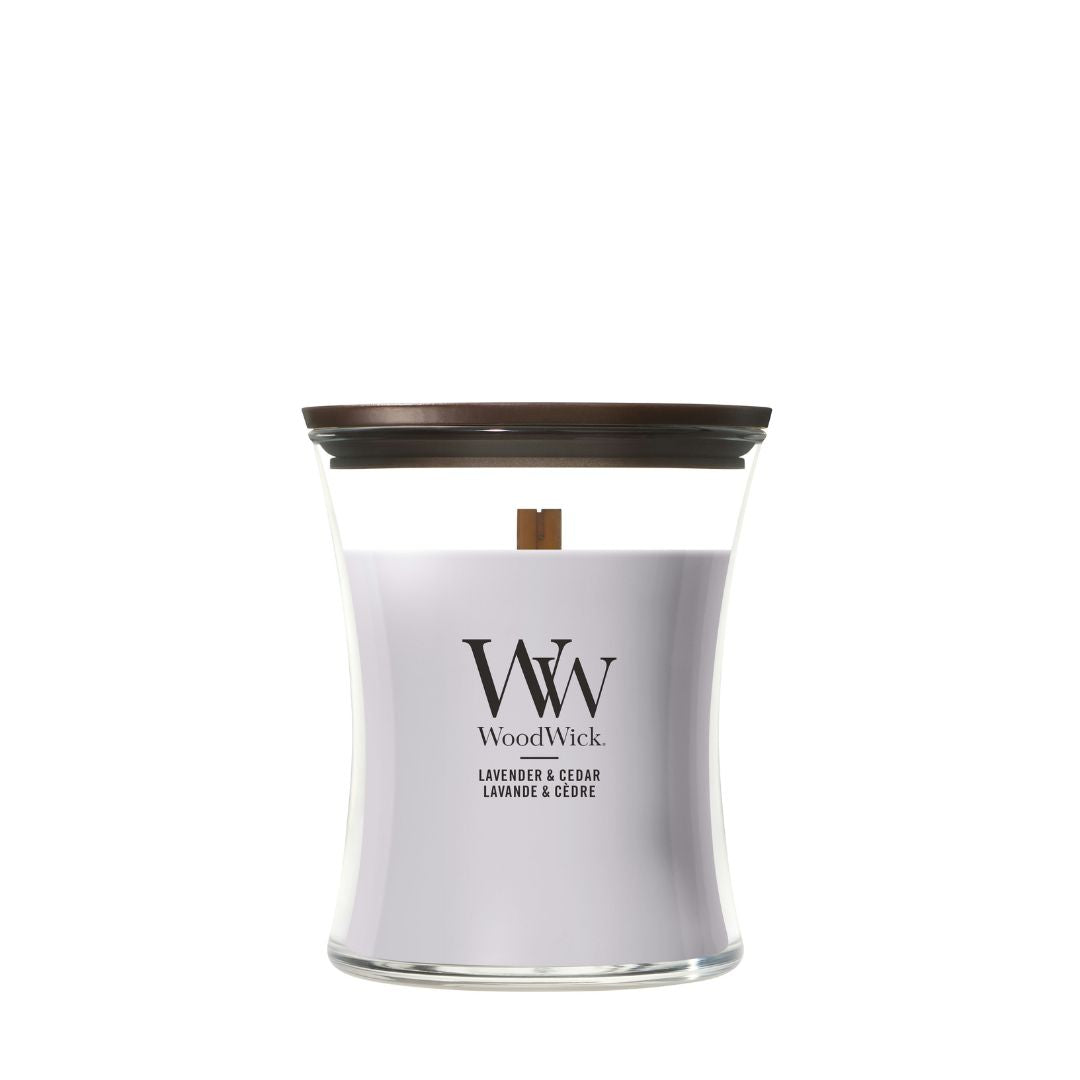 Candela WoodWick Lavender & Cedar media in vaso di vetro con coperchio in legno.
