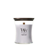 Candela WoodWick Lavender & Cedar media in vaso di vetro con coperchio in legno.