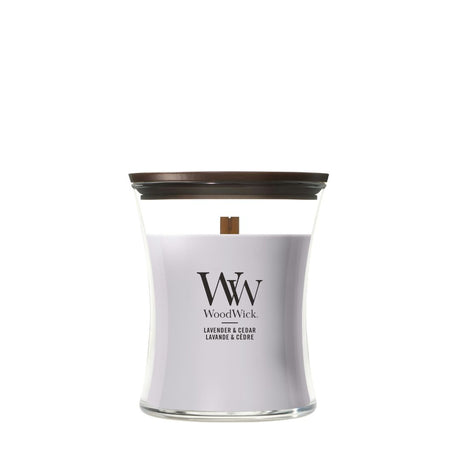 Candela WoodWick Lavender & Cedar media in vaso di vetro con coperchio in legno.