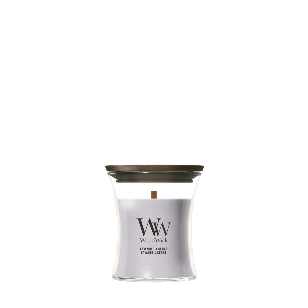 Candela WoodWick Lavender & Cedar piccola in vaso di vetro con coperchio in legno.