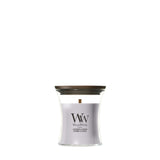 Candela WoodWick Lavender & Cedar piccola in vaso di vetro con coperchio in legno.