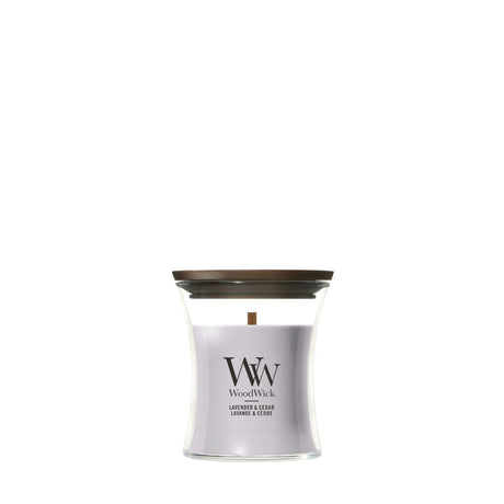 Candela WoodWick Lavender & Cedar piccola in vaso di vetro con coperchio in legno.